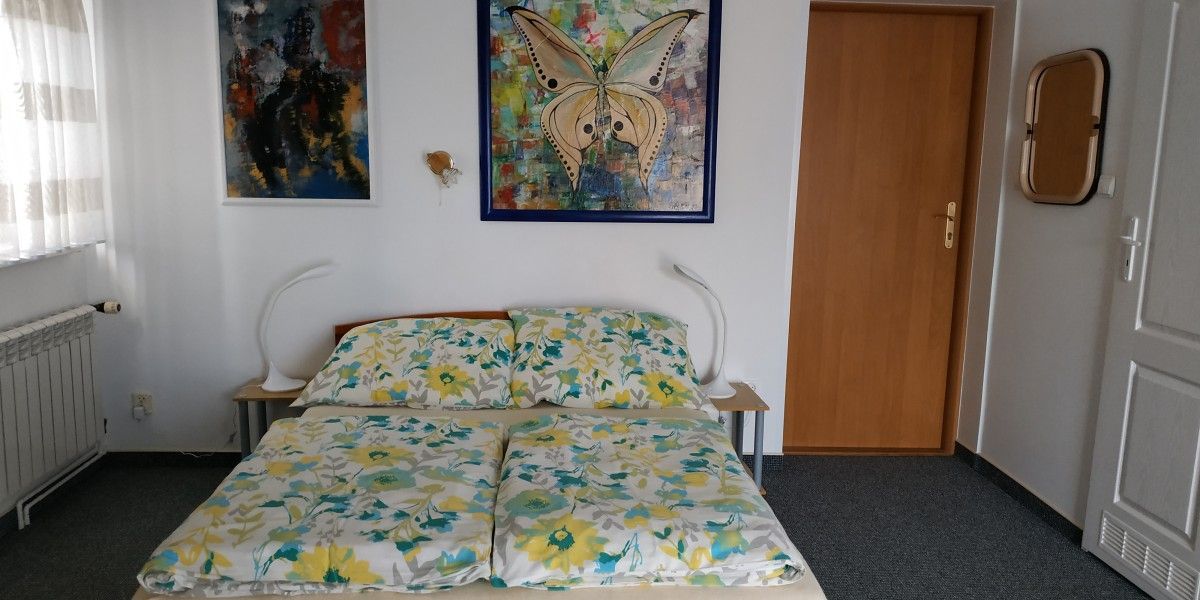 Podwójne łóżko w pokoju dwuosobowym