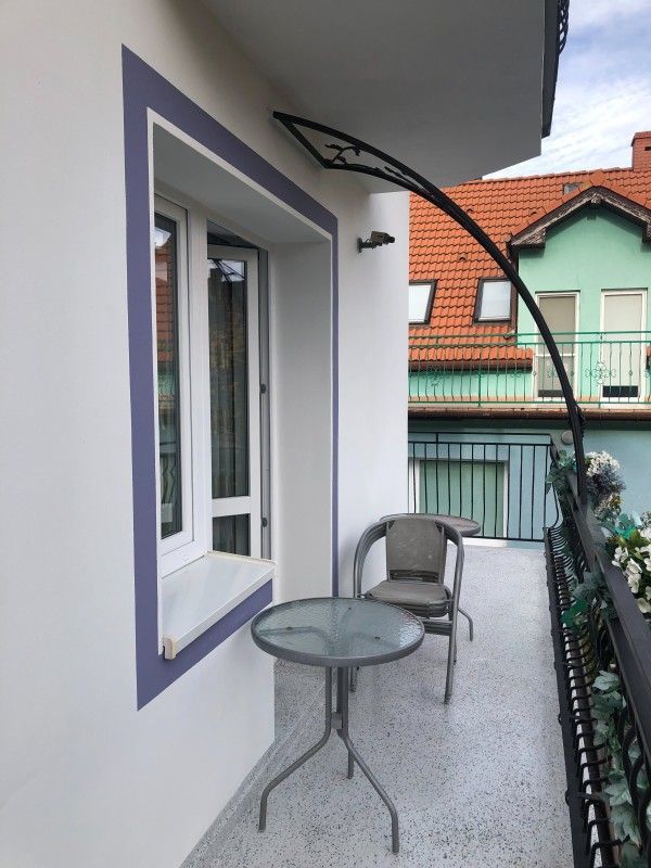 Balkon ze stolikiem przy pokoju