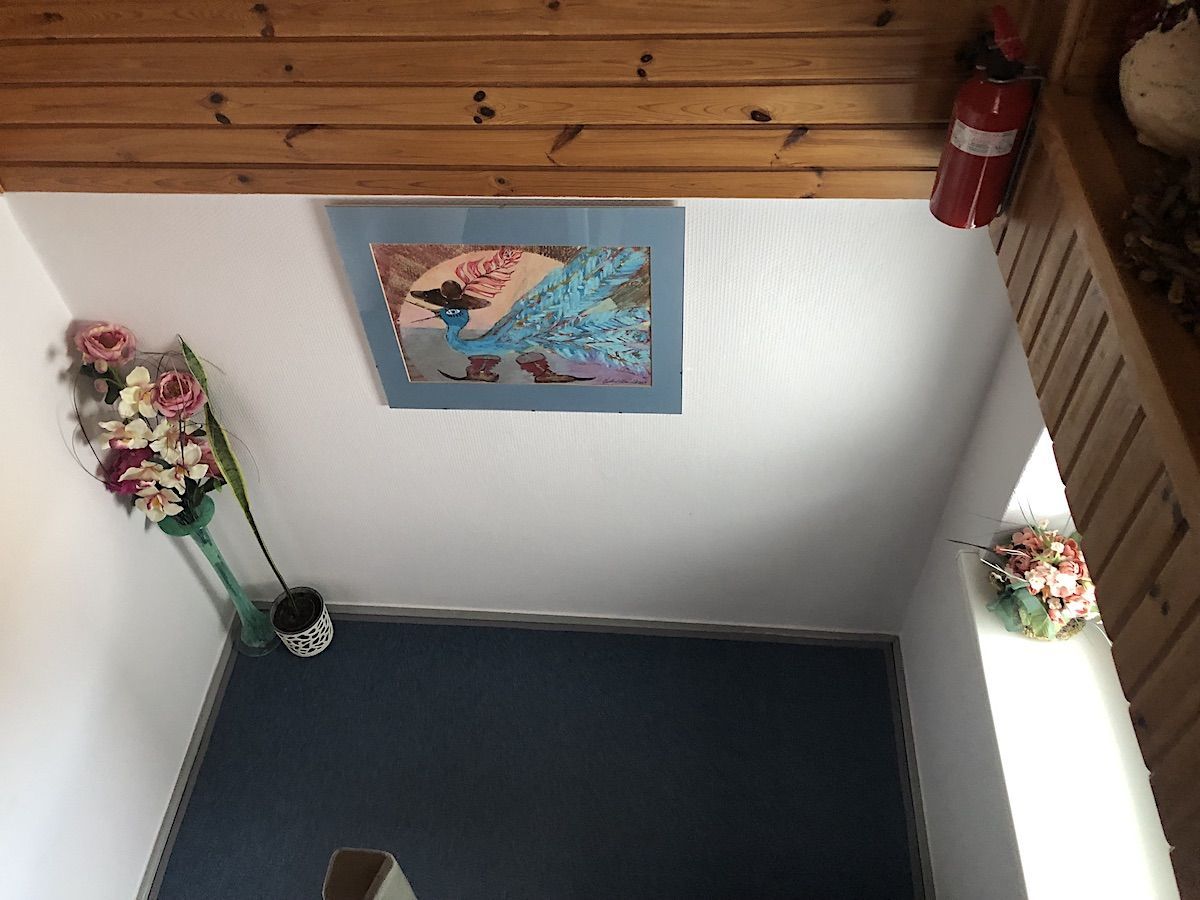 Jasny podest klatki schodowej z dekoracjami